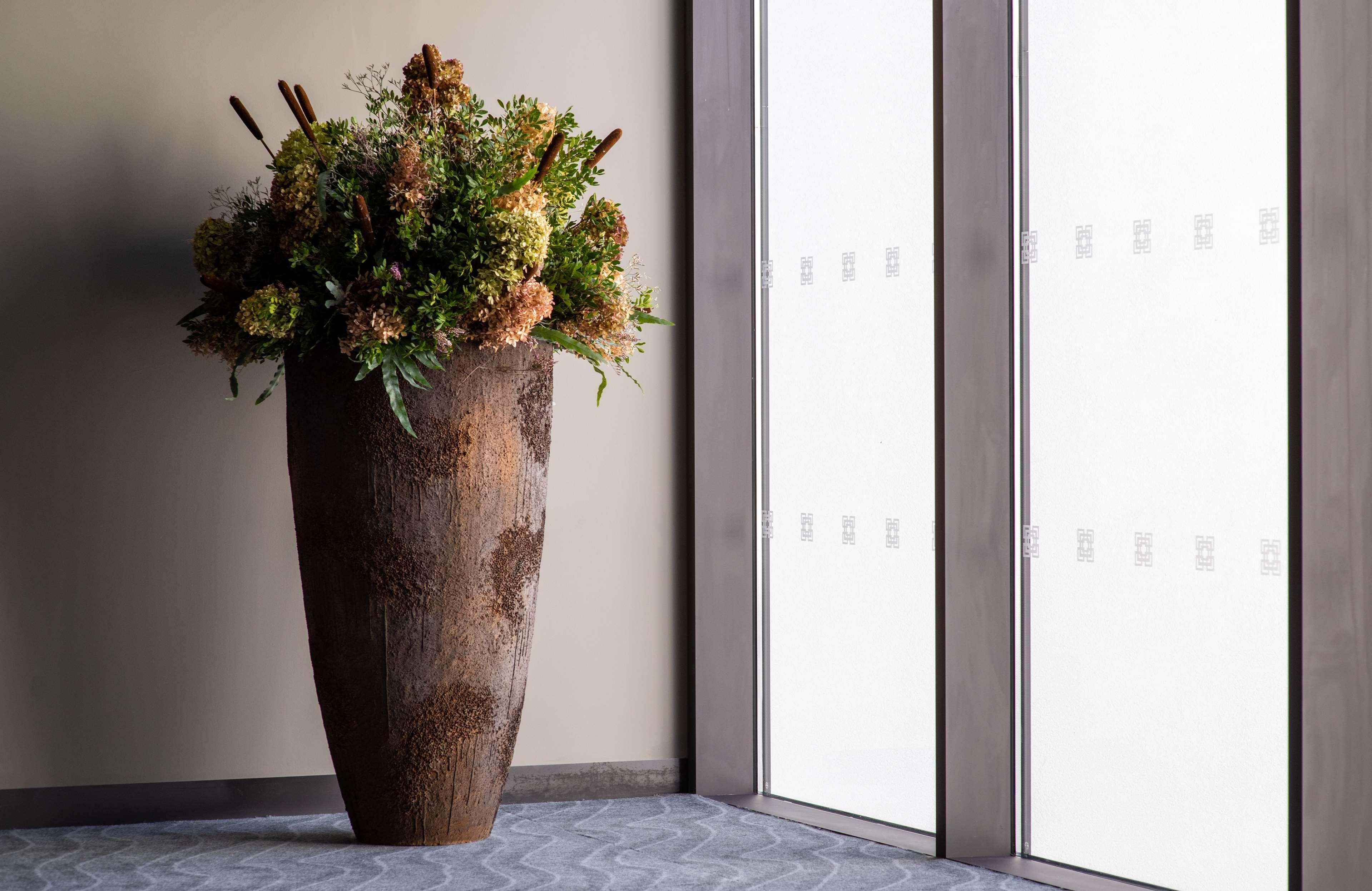 Hilton Porto Gaia Hotel Vila Nova de Gaia Buitenkant foto A vase of flowers