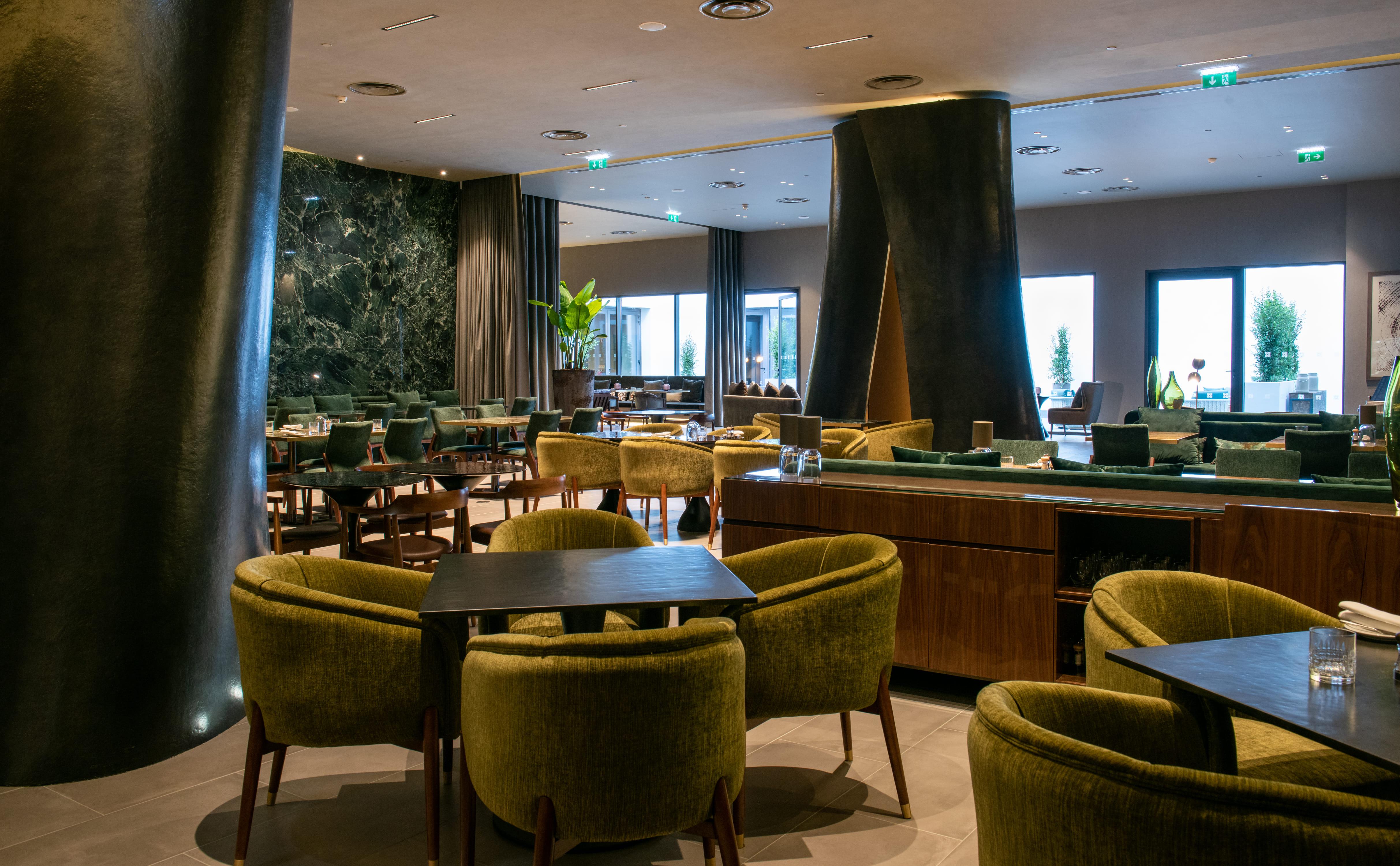 Hilton Porto Gaia Hotel Vila Nova de Gaia Buitenkant foto The lounge at the airport