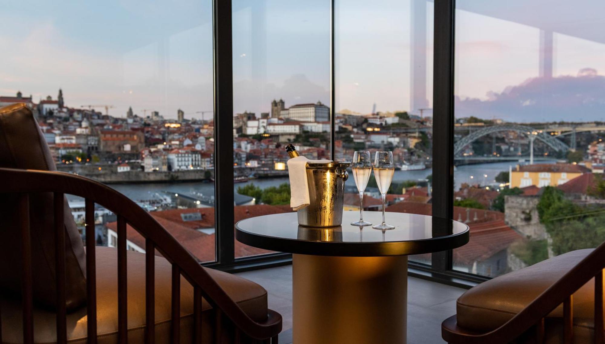 Hilton Porto Gaia Hotel Vila Nova de Gaia Buitenkant foto The view from the bar